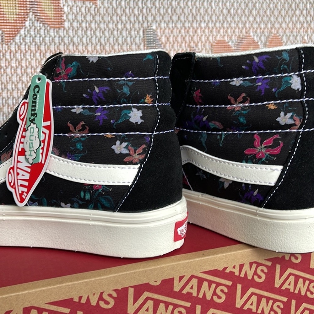 Vans Comfycush Sk8-Hi
Fatal Floral Black
VNOA7TNOBLK
WMNS sneakers - - Picture 15 of 16